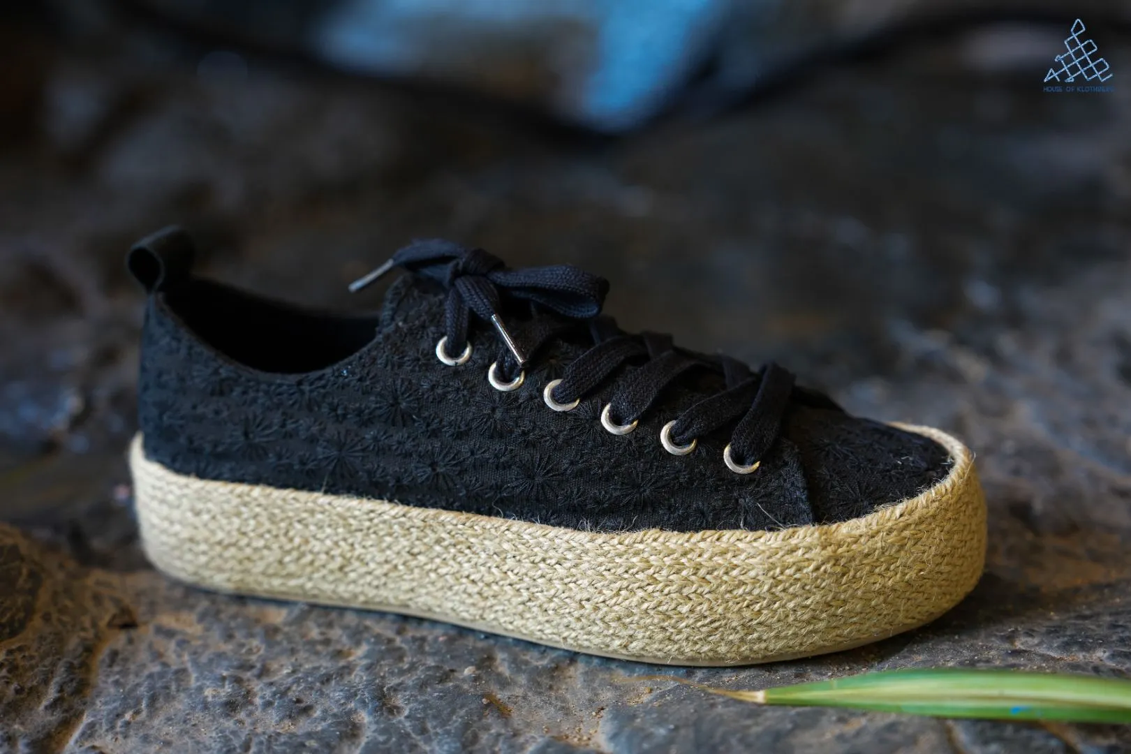 EcoChic Hakoba Sneakers – Black