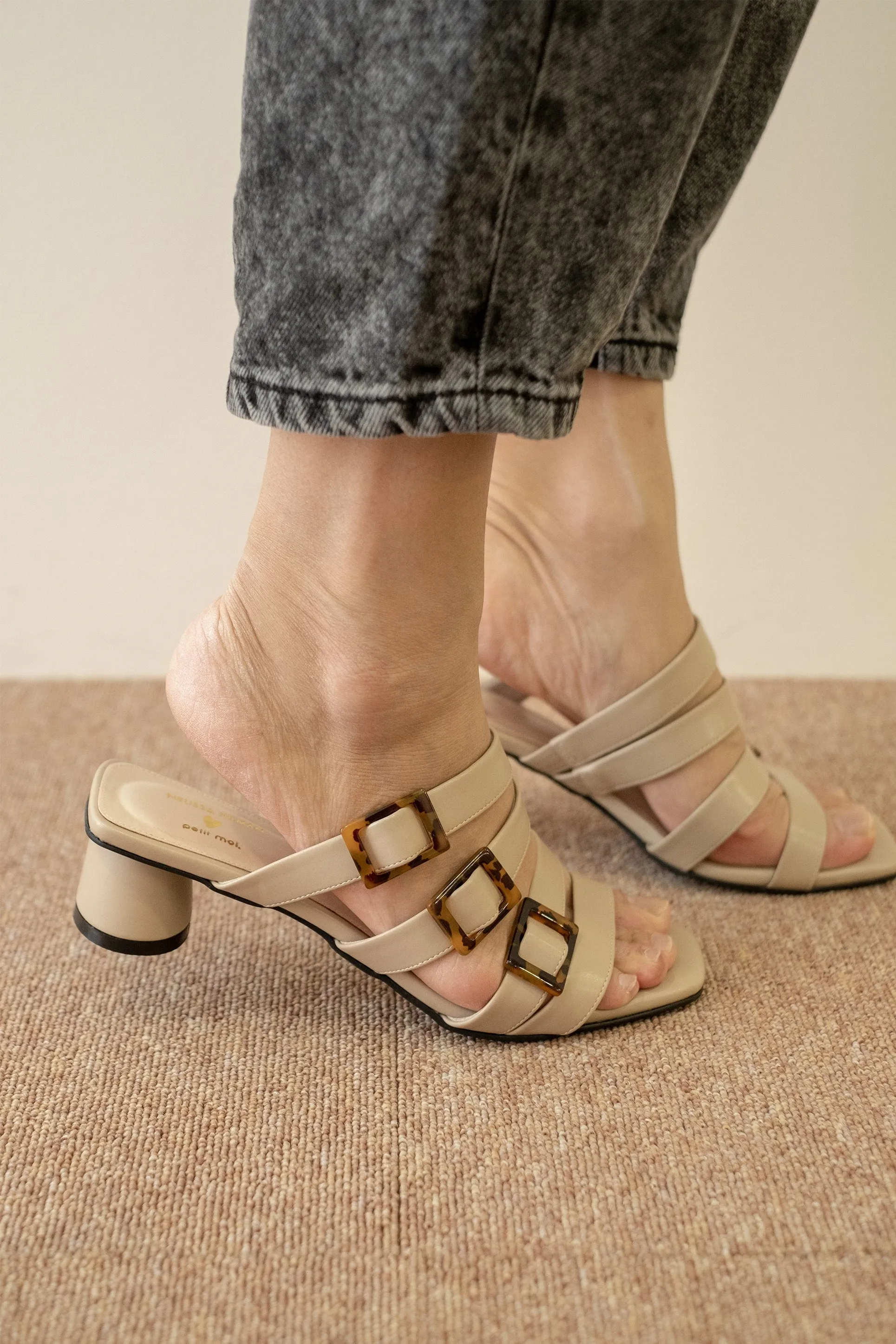 FEMME LIBRE <3 STRAPPY SANDALS IN BEIGE